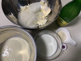冻芝士奶酪蛋糕,一次性准备好所有原材，淡奶油，奶酪，牛奶，白糖，柠檬醋等。奶酪、糖、酸奶可以混合放入打蛋盆里。