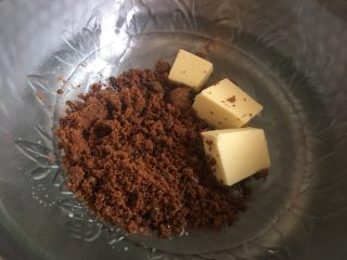 巧克力夹心乳酪派,将红糖、黄油和盐放入碗里坐热水搅拌