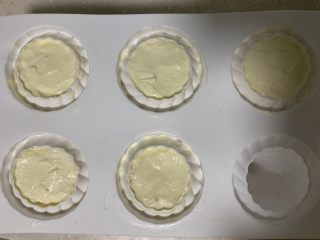 冻芝士奶酪蛋糕,倒入硅胶模具，抹平表面。没有硅胶模具，可以用普通圆模替代。