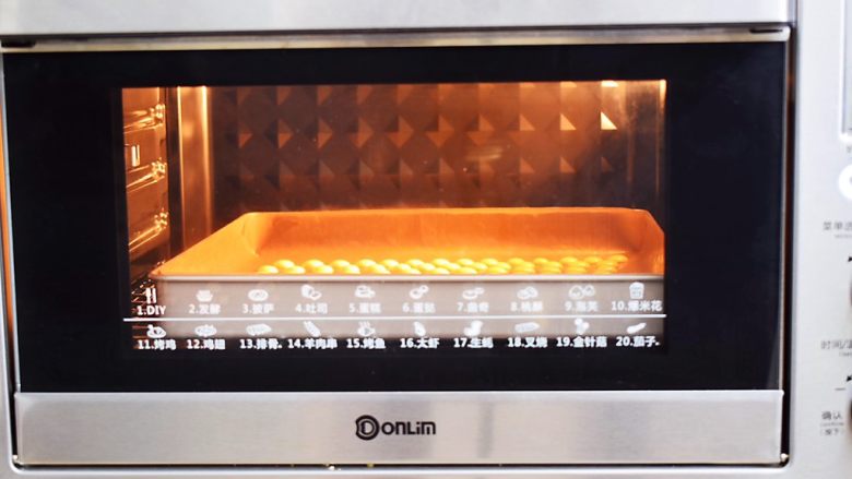 蛋黄溶豆,放入预热好的烤箱，上下火90度，中层25-30分钟，根据你挤的溶豆大小而定，如果烤好取不下来，就放回烤箱烤5-10分钟