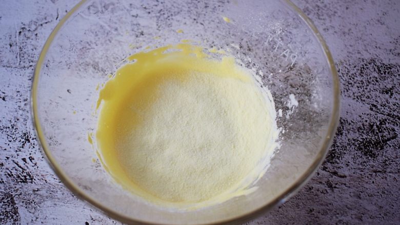 蛋黄溶豆,筛入能立多幼儿配方奶粉