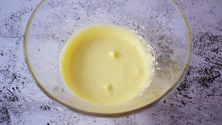 蛋黄溶豆,用电动打蛋器打发至蓬松发白，提起打蛋器滴落时纹路不易消失，蛋黄浓稠状即可