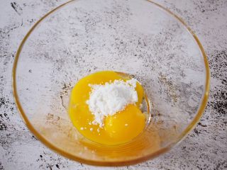 蛋黄溶豆,一次性加入糖粉