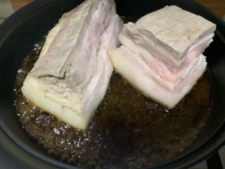 豆鼓扣肉,放入锅里热油炸一下猪皮。