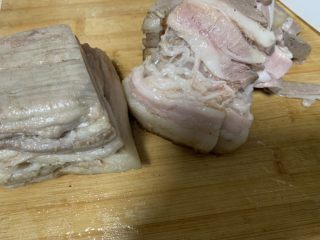 豆鼓扣肉,用刀刮干净猪皮表面黑色部分，切成0.5cm厚的肉片。