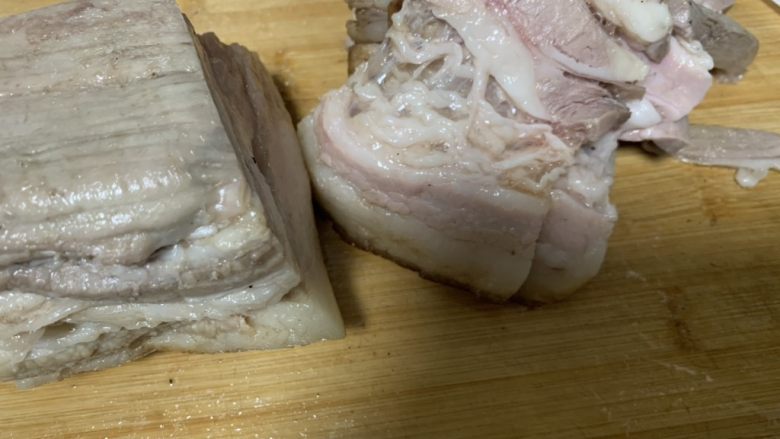 豆鼓扣肉,用刀刮干净猪皮表面黑色部分，切成0.5cm厚的肉片。