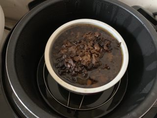 豆鼓扣肉,放入电压锅压蒸1小时左右，至肉烂才可以，就是用筷子轻轻捅一下中间部位容易捅过。这一步以肉烂为止，时间不够再加1小时。