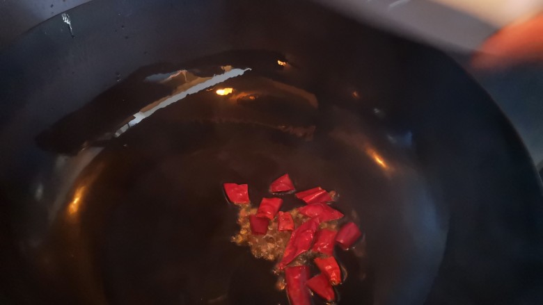 小炒猪心,油锅烧热加入干辣椒段和花椒炸香