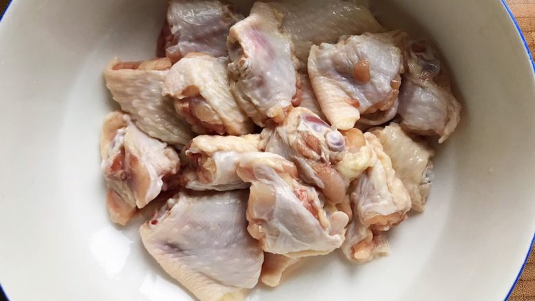 鲍鱼干贝XO酱蒸腐皮鸡翅仙贝丁,鸡中翅对半切开，洗净，控干水分