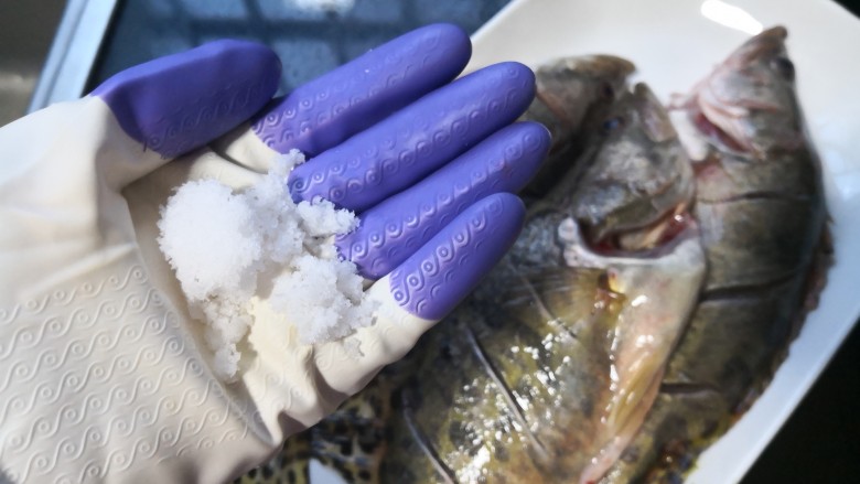 排骨鳜鱼粉皮煲,取三分之二的盐，将鱼内外抹匀。