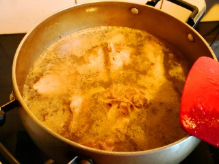 排骨鳜鱼粉皮煲,排骨洗净，焯水。