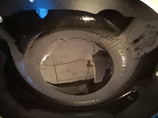 排骨鳜鱼粉皮煲,另一个炉灶，热锅凉油。
