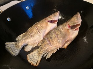 排骨鳜鱼粉皮煲,将鳜鱼放入油锅。