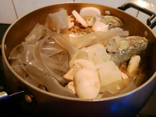 排骨鳜鱼粉皮煲,加粉皮等配菜、其余的盐、生抽和糖，加开水没过鱼。