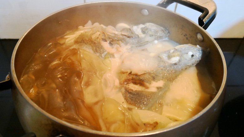 排骨鳜鱼粉皮煲,加盖大火煮十五分钟。开盖可见汤汁已经呈奶白色。