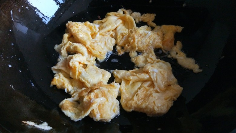 娃娃菜木须肉,锅中倒入适量油炒鸡蛋，炒成鸡蛋块倒出来备用。
