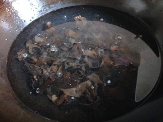娃娃菜木须肉,黑木耳提前开水煮两分钟捞出来备用。