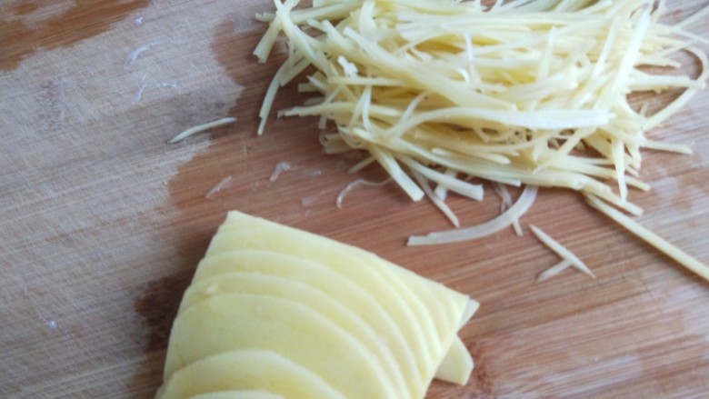 新文美食  酸辣土豆丝,切成薄薄的片在切成丝。