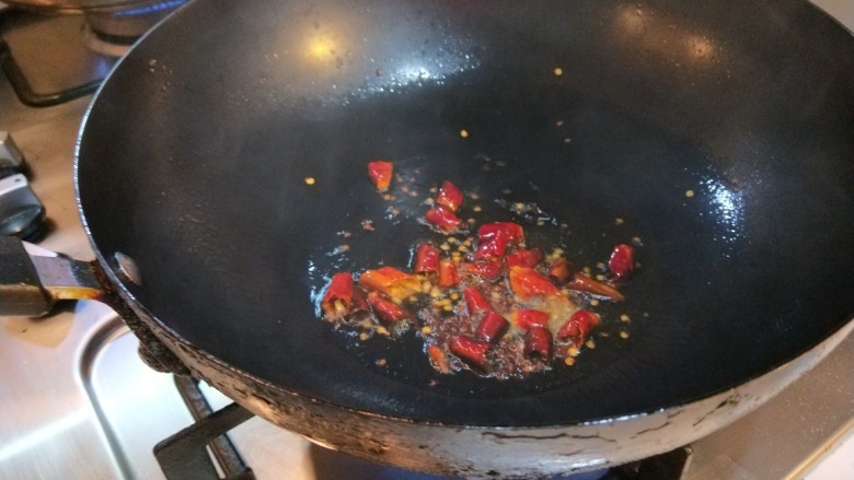 新文美食  酸辣土豆丝,变色后加入干辣椒炒香。