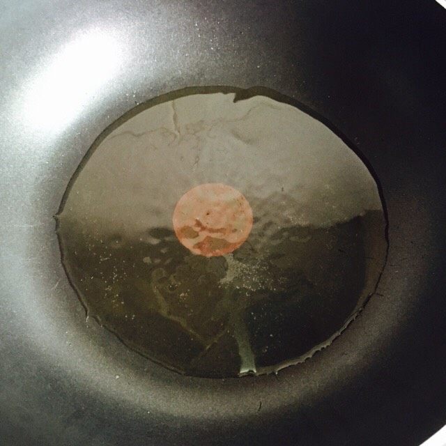 蒜蓉茼蒿,锅中倒入花生油加热至六成热
