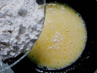 香酥蛋卷,加入面粉，牛奶，加入面粉，牛奶，Z 字型搅拌至面糊细腻无颗粒。