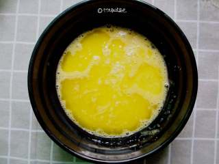 香酥蛋卷,加黄油或者植物油，继续搅拌均匀。
