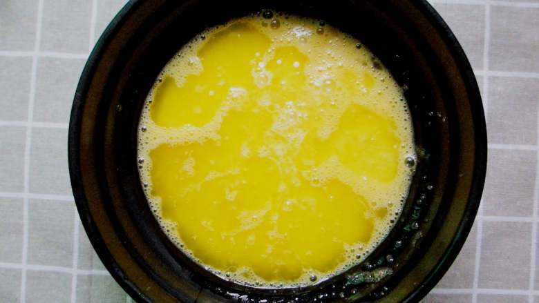 香酥蛋卷,加黄油或者植物油，继续搅拌均匀。