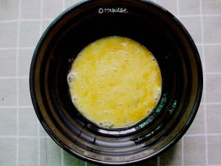 香酥蛋卷,白糖与鸡蛋混合，用蛋抽搅打至砂糖融化。