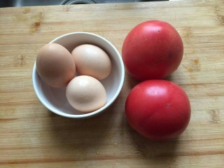 红红火火——西红柿炒鸡蛋,三个鸡蛋，两个番茄。