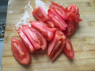 红红火火——西红柿炒鸡蛋,把西红柿洗干净切片。