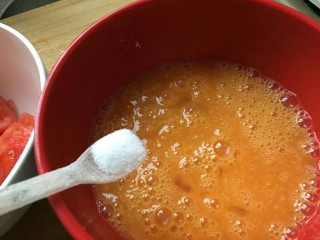 红红火火——西红柿炒鸡蛋,加入一小勺盐。