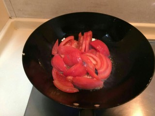 红红火火——西红柿炒鸡蛋,锅中剩下的油炒番茄。