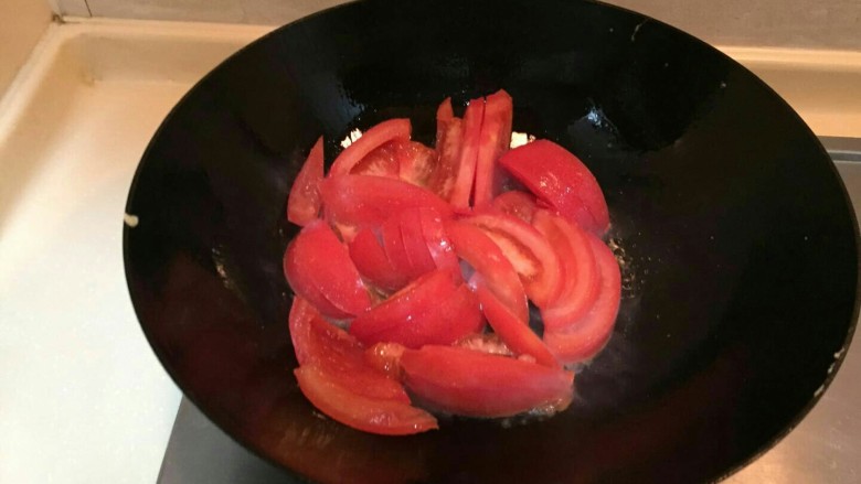 红红火火——西红柿炒鸡蛋,锅中剩下的油炒番茄。