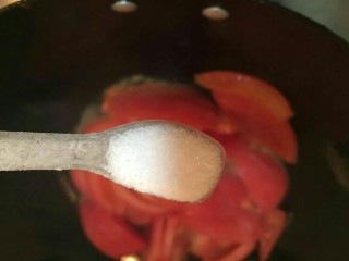 红红火火——西红柿炒鸡蛋,加入一小勺盐。