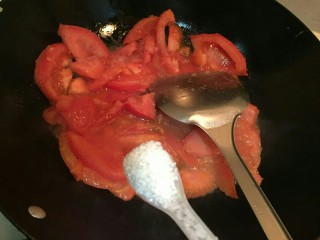 红红火火——西红柿炒鸡蛋,加入一小勺糖。