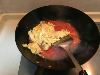 红红火火——西红柿炒鸡蛋,等番茄差不多煮的半软了，加入鸡蛋。