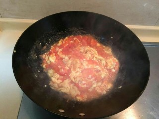红红火火——西红柿炒鸡蛋,中小火翻炒。一分钟关火。