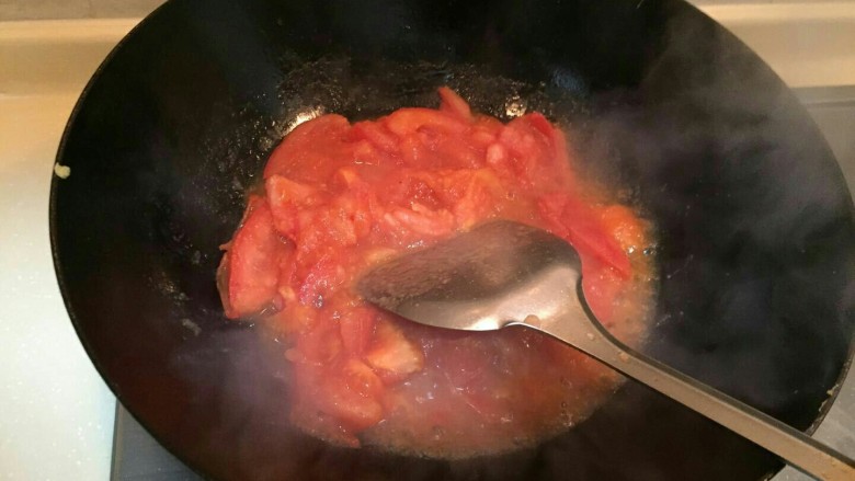 红红火火——西红柿炒鸡蛋,锅中翻炒。