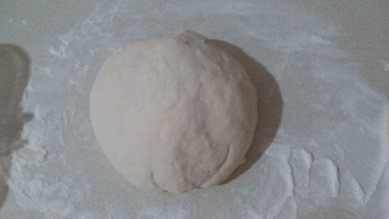 奶香紫薯双色馒头,醒发面团要1小时左右，一般室温就可以发酵，有面包机可以用发酵功能