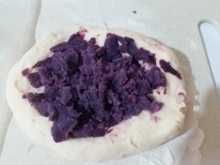 奶香紫薯双色馒头,紫薯泥就是紫薯整熟后压成泥啦，然后和面团一起和好