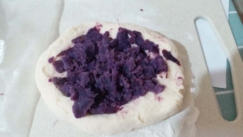 奶香紫薯双色馒头,紫薯泥就是紫薯整熟后压成泥啦，然后和面团一起和好