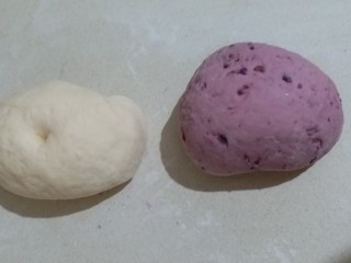 奶香紫薯双色馒头,成为两个面团大小差不多就好