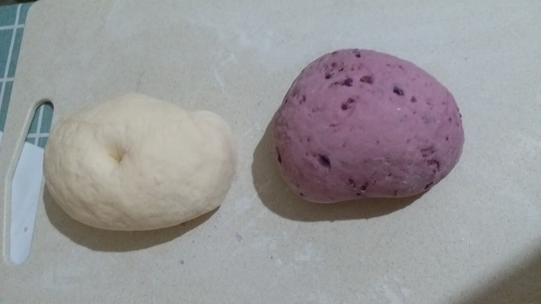 奶香紫薯双色馒头,成为两个面团大小差不多就好