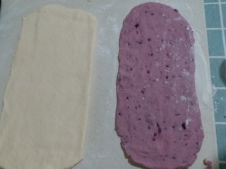 奶香紫薯双色馒头,都擀平了，形状也差不多大小