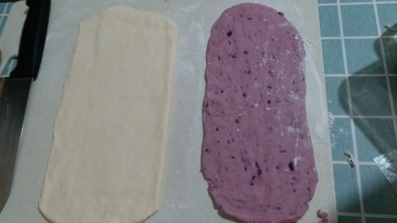 奶香紫薯双色馒头,都擀平了，形状也差不多大小