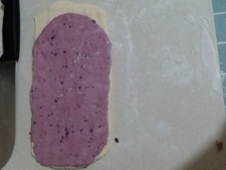 奶香紫薯双色馒头,叠放在一起