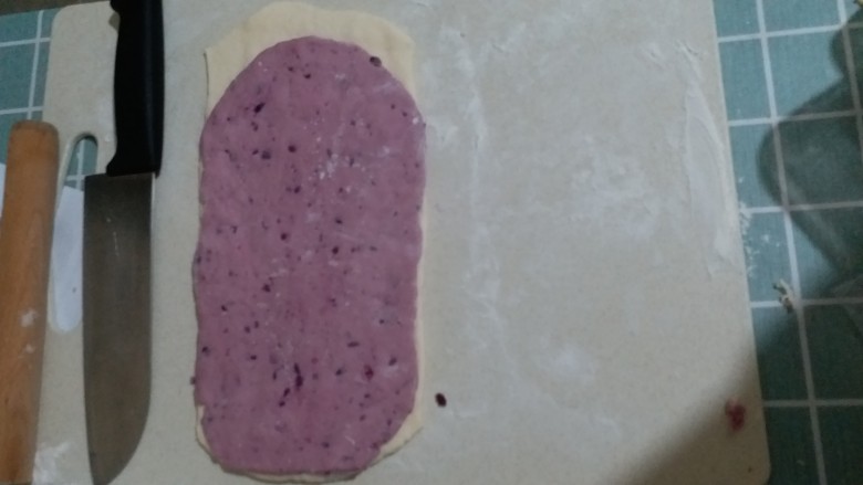 奶香紫薯双色馒头,叠放在一起