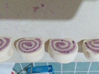 奶香紫薯双色馒头,然后切开，排排站