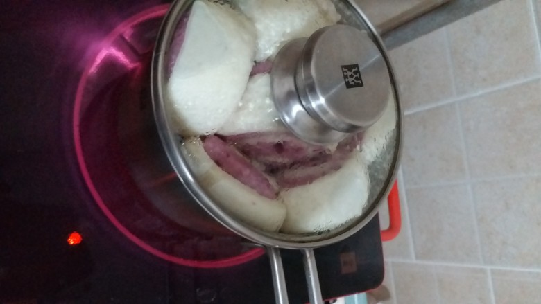 奶香紫薯双色馒头,二次发酵，变大了之后开始蒸，大概10分钟，如果你的馒头小，就蒸短一点时间，，，