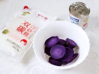 紫薯老婆饼,紫薯提前蒸熟后，加入炼奶和甘汁园双碳白砂糖，把所有的食材调料搅拌均匀备用。
